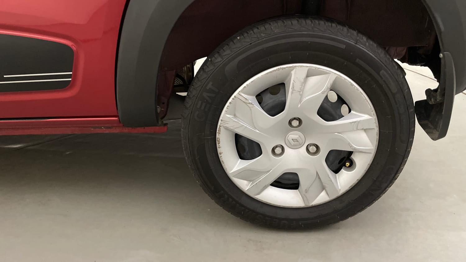 Used 2025 Renault Kwid RXT 1.0L AMT Petrol Automatic tyres LEFT REAR TYRE RIM VIEW