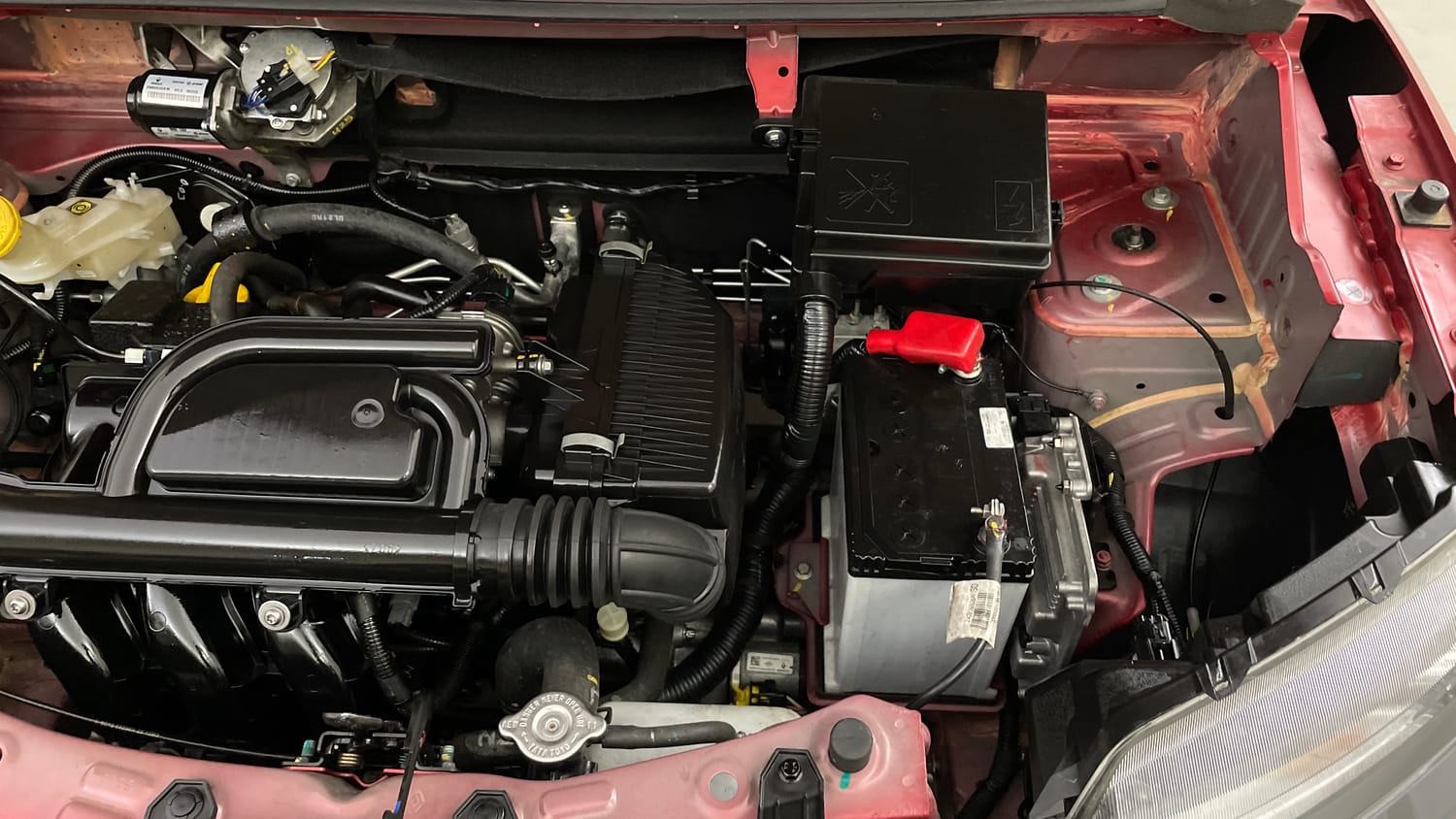 Used 2025 Renault Kwid RXT 1.0L AMT Petrol Automatic engine ENGINE LEFT SIDE VIEW
