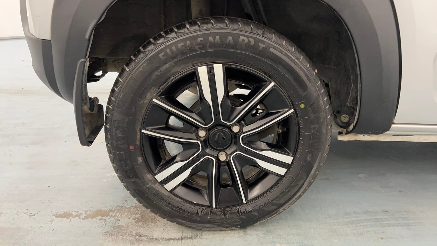 Used 2023 Renault Kwid CLIMBER AMT Petrol Automatic tyres RIGHT REAR TYRE RIM VIEW