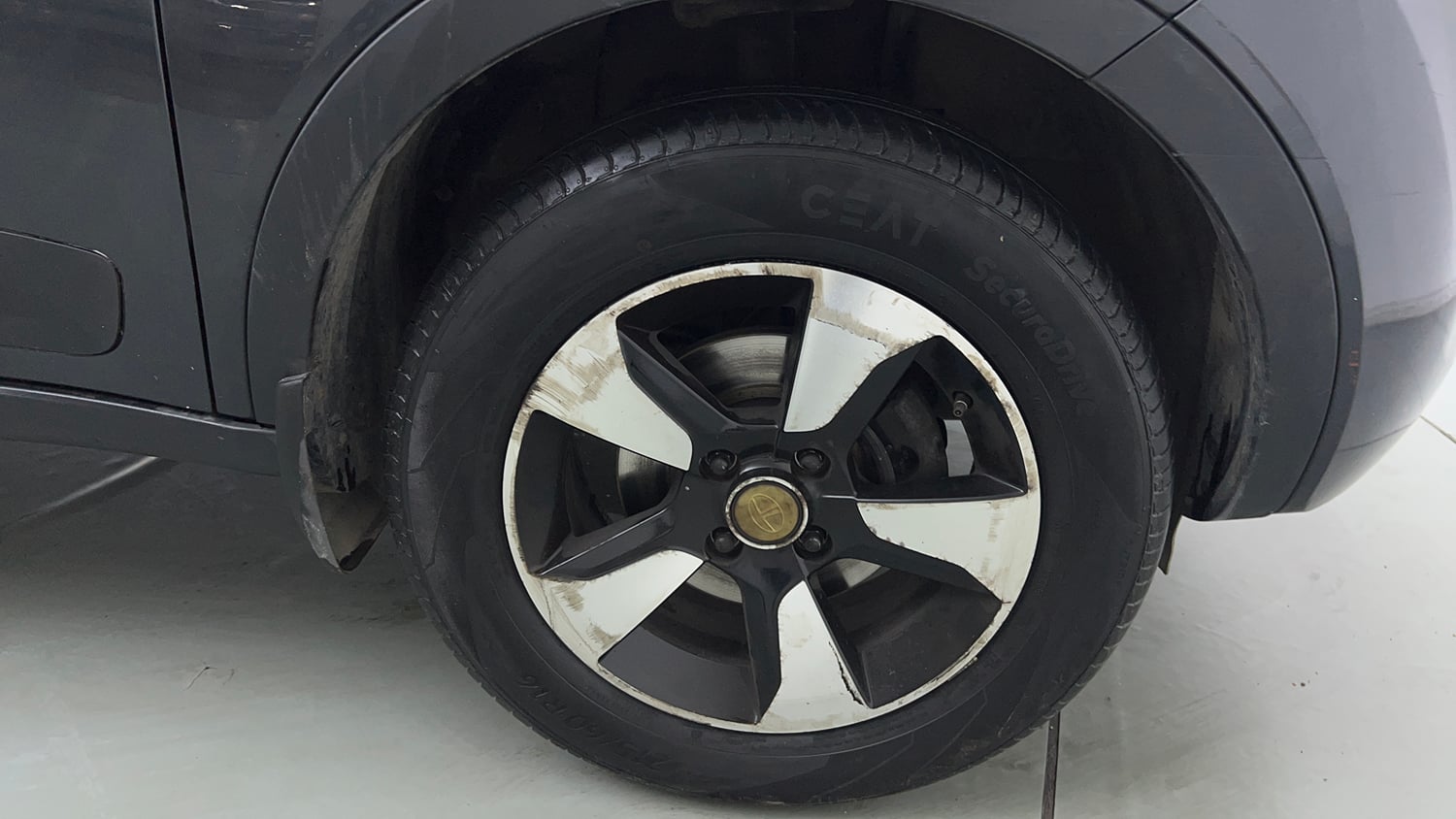 Used 2017 Tata Nexon XZ Plus Petrol Manual tyres RIGHT FRONT TYRE RIM VIEW