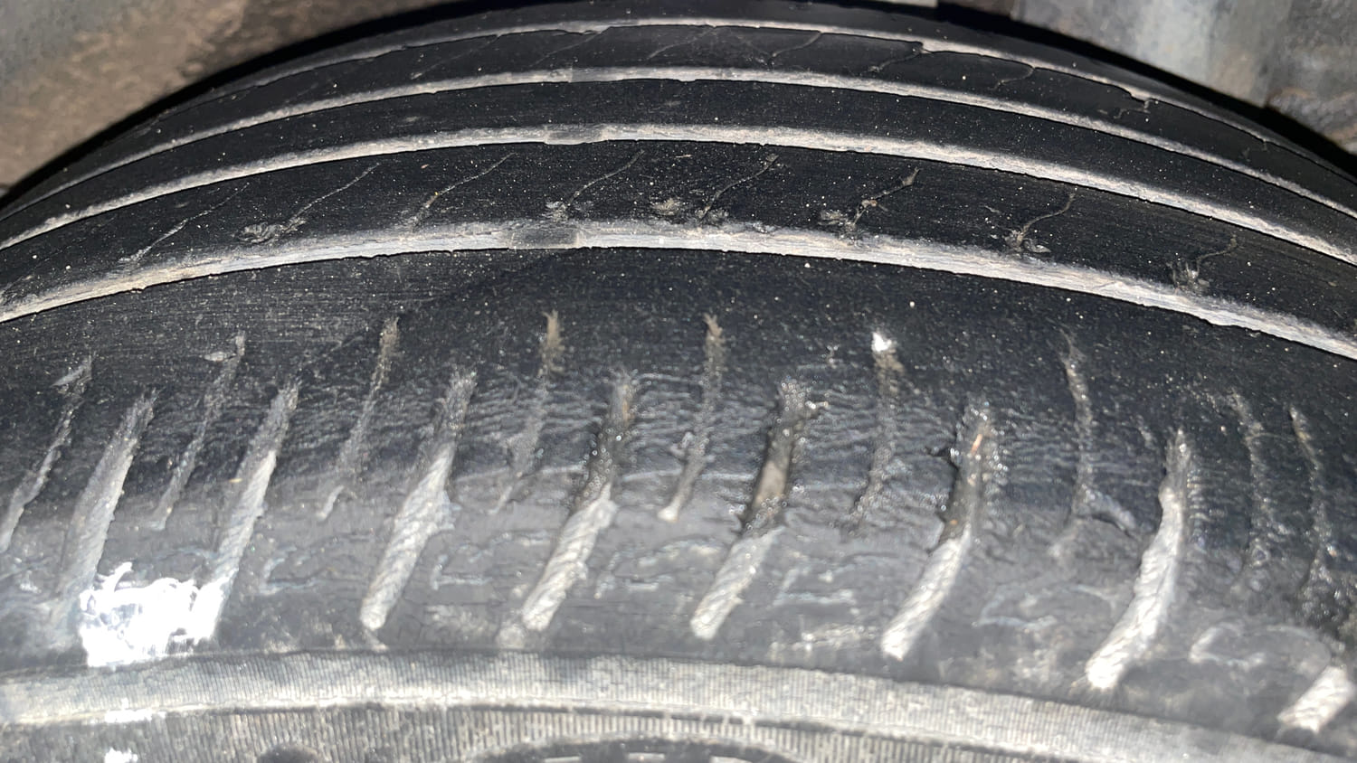 Used 2020 Kia Sonet GTX Plus 1.0 DCT Petrol Automatic tyres LEFT REAR TYRE TREAD VIEW
