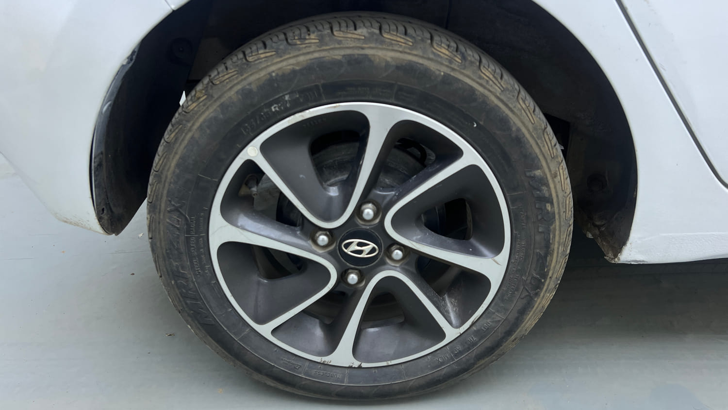 Used 2019 Hyundai Grand i10 Sportz AT 1.2 Kappa VTVT Petrol Automatic tyres RIGHT REAR TYRE RIM VIEW