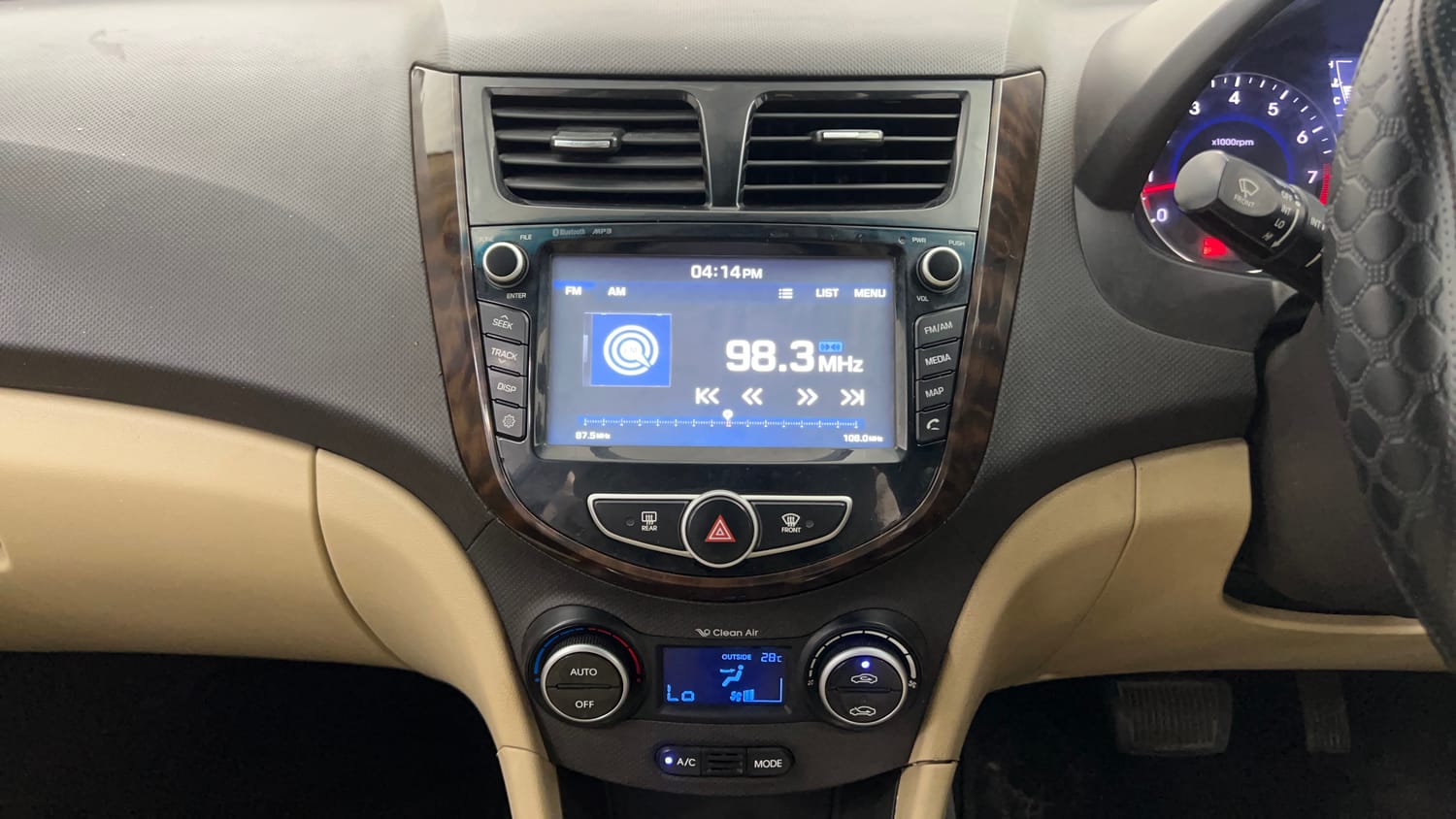 Used 2016 Hyundai Verna 1.6 VTVT SX AT Petrol Automatic interior MUSIC SYSTEM & AC CONTROL VIEW