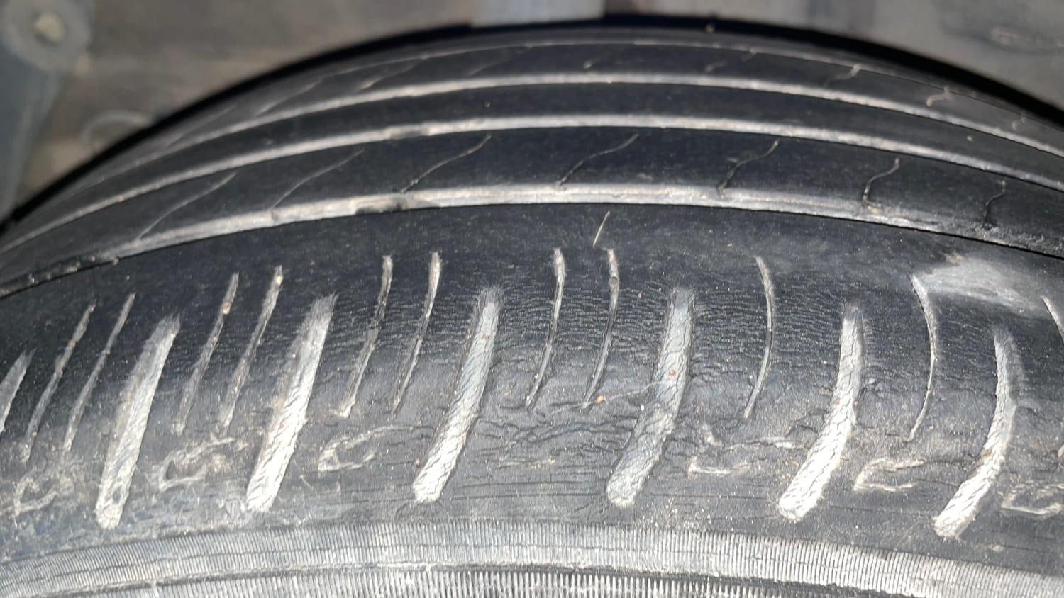 Used 2020 Kia Sonet GTX Plus 1.0 DCT Petrol Automatic tyres RIGHT REAR TYRE TREAD VIEW