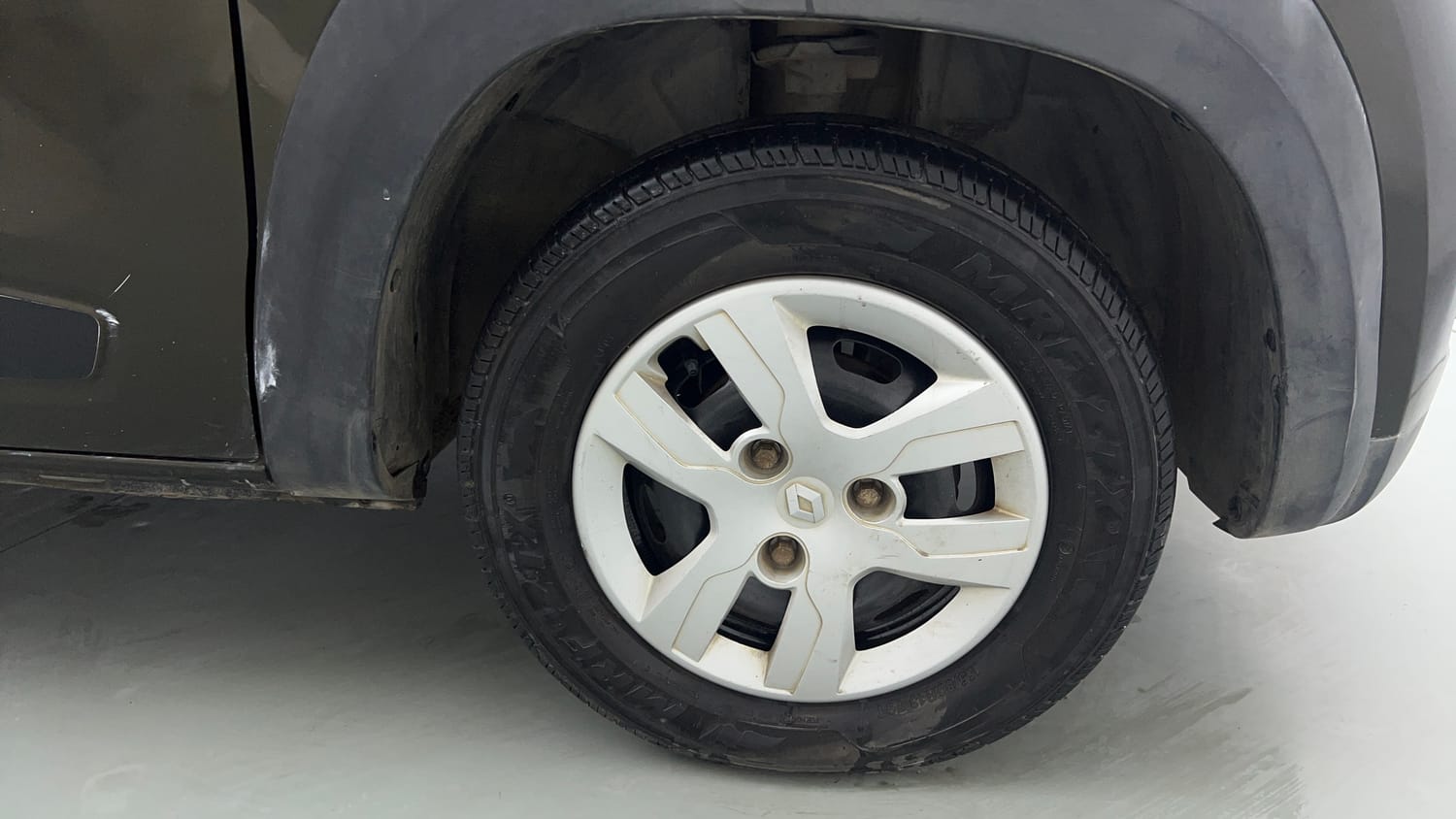 Used 2017 Renault Kwid RXT Petrol Manual tyres RIGHT FRONT TYRE RIM VIEW
