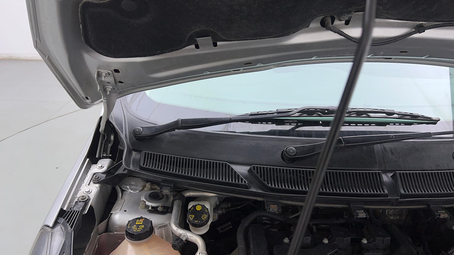 Used 2019 Ford Figo Titanium 1.2 Ti-VCT MT Petrol Manual engine ENGINE RIGHT SIDE HINGE & APRON VIEW