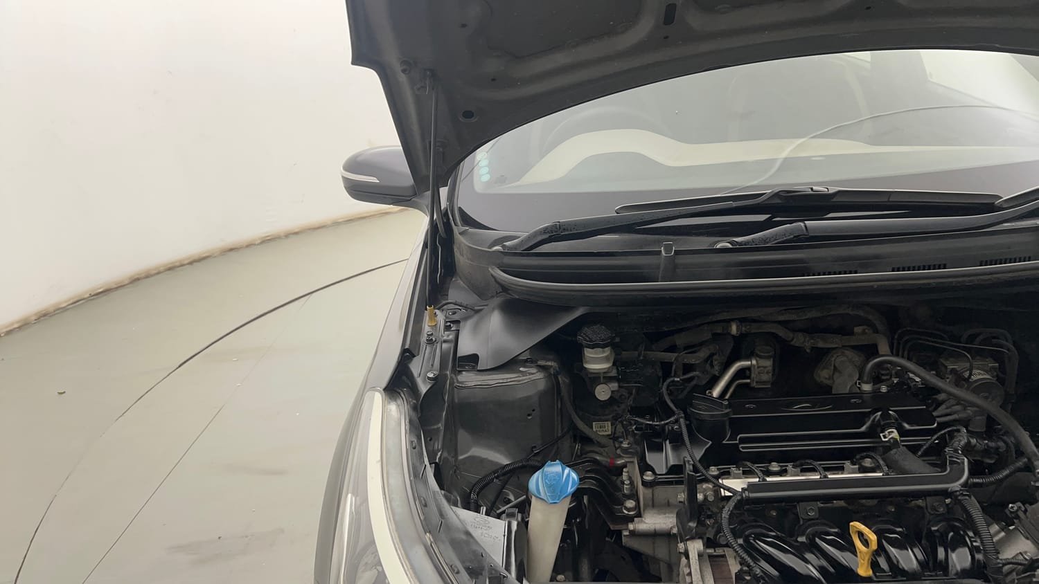 Used 2017 Hyundai Elite i20 Sportz 1.2 Petrol Manual engine ENGINE RIGHT SIDE HINGE & APRON VIEW