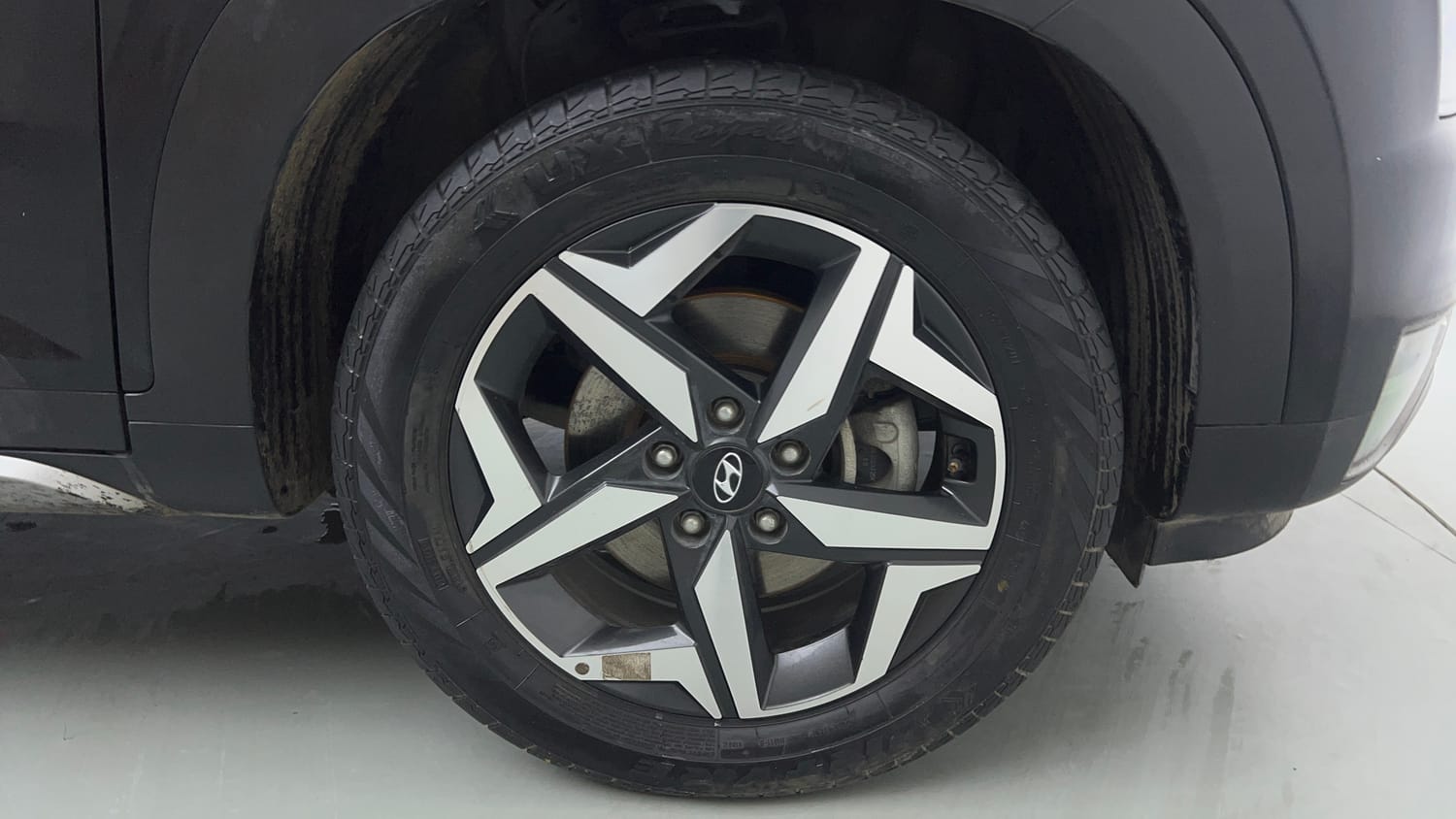Used 2022 Hyundai Alcazar Prestige (O) 7 STR 1.5 Diesel AT Diesel Automatic tyres RIGHT FRONT TYRE RIM VIEW