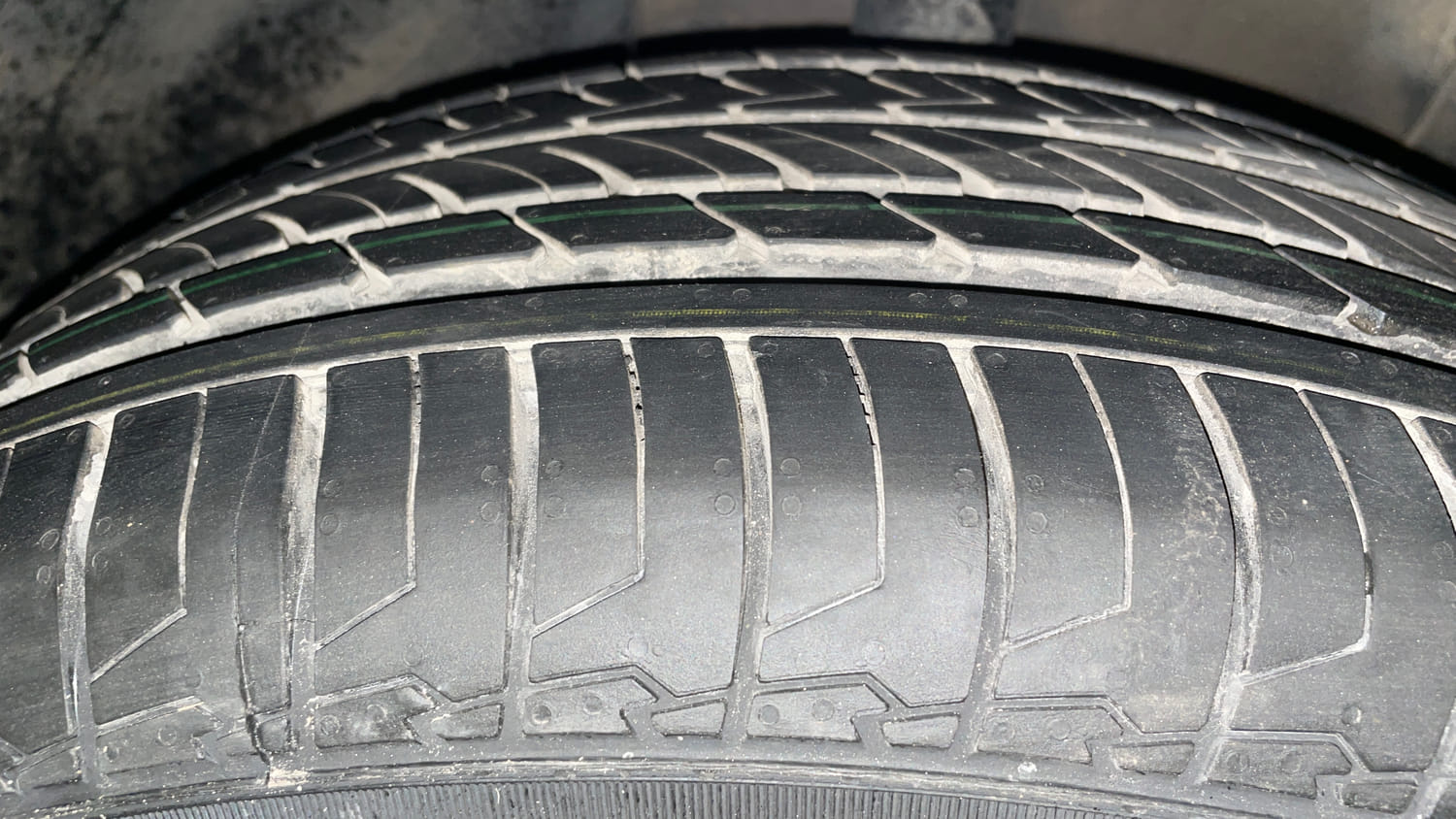 Used 2020 Kia Sonet GTX Plus 1.0 DCT Petrol Automatic tyres LEFT FRONT TYRE TREAD VIEW