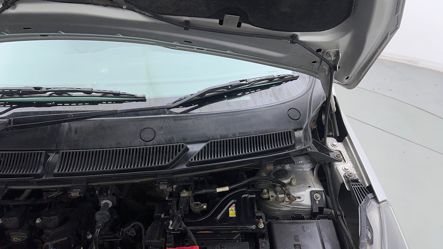 Used 2019 Ford Figo Titanium 1.2 Ti-VCT MT Petrol Manual engine ENGINE LEFT SIDE HINGE & APRON VIEW