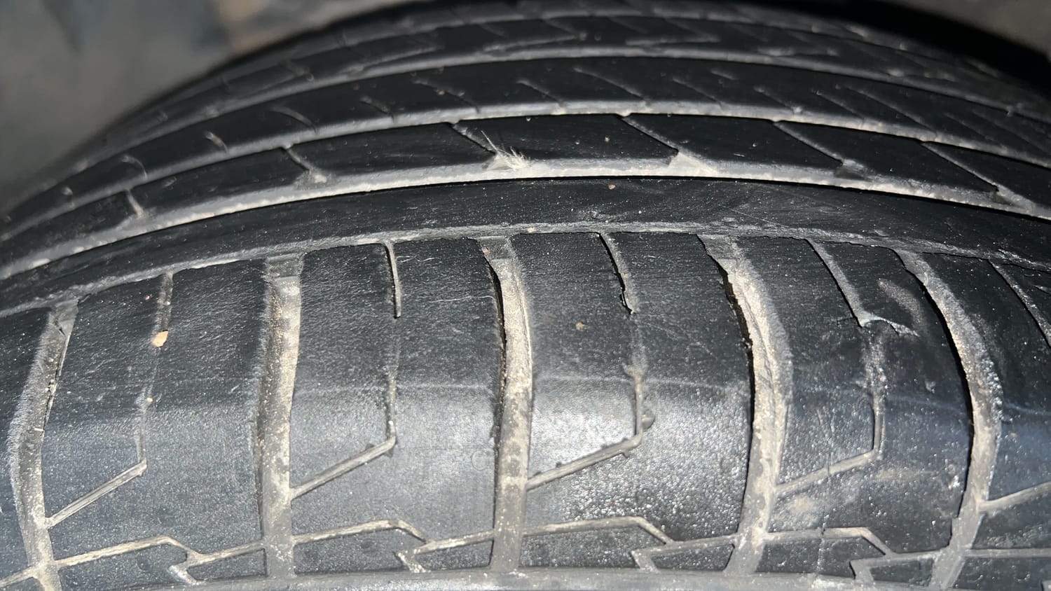 Used 2022 Hyundai Alcazar Prestige (O) 7 STR 1.5 Diesel AT Diesel Automatic tyres LEFT FRONT TYRE TREAD VIEW