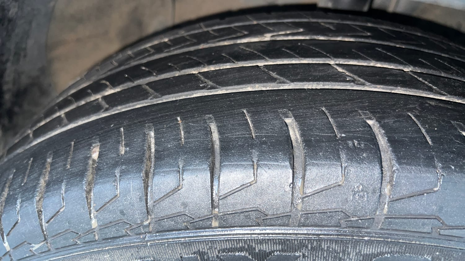 Used 2022 Hyundai Alcazar Prestige (O) 7 STR 1.5 Diesel AT Diesel Automatic tyres RIGHT FRONT TYRE TREAD VIEW