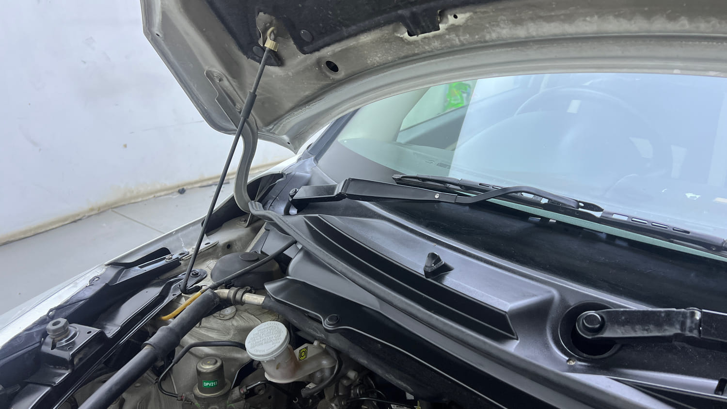 Used 2012 Maruti Suzuki Swift Dzire VXI Petrol Manual engine ENGINE RIGHT SIDE HINGE & APRON VIEW