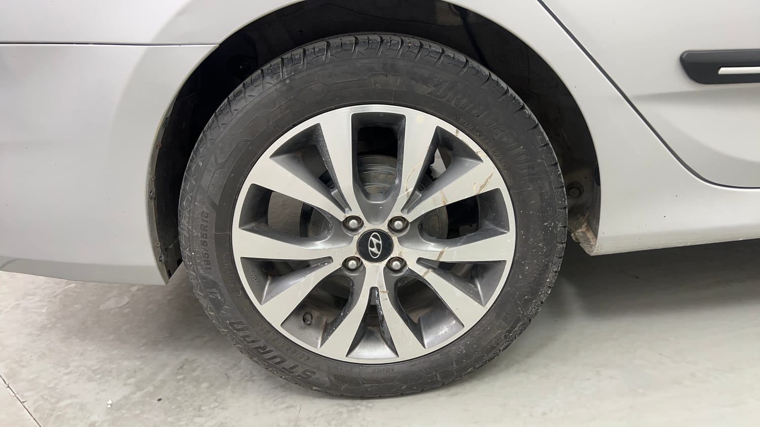 Used 2016 Hyundai Verna 1.6 VTVT SX AT Petrol Automatic tyres RIGHT REAR TYRE RIM VIEW