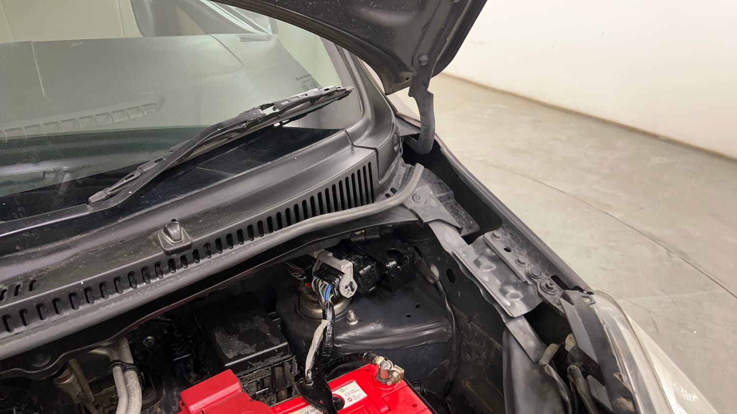 Used 2018 Maruti Suzuki Wagon R VXI Petrol Manual engine ENGINE LEFT SIDE HINGE & APRON VIEW