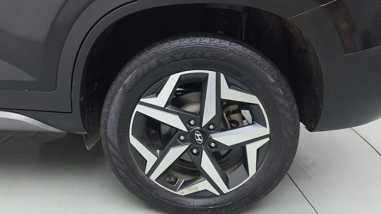 Used 2022 Hyundai Alcazar Prestige (O) 7 STR 1.5 Diesel AT Diesel Automatic tyres LEFT REAR TYRE RIM VIEW