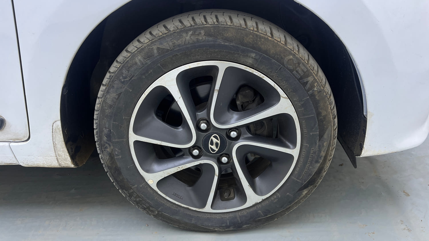 Used 2019 Hyundai Grand i10 Sportz AT 1.2 Kappa VTVT Petrol Automatic tyres RIGHT FRONT TYRE RIM VIEW