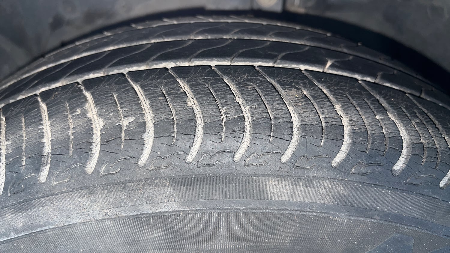 Used 2019 Ford Figo Titanium 1.2 Ti-VCT MT Petrol Manual tyres LEFT FRONT TYRE TREAD VIEW