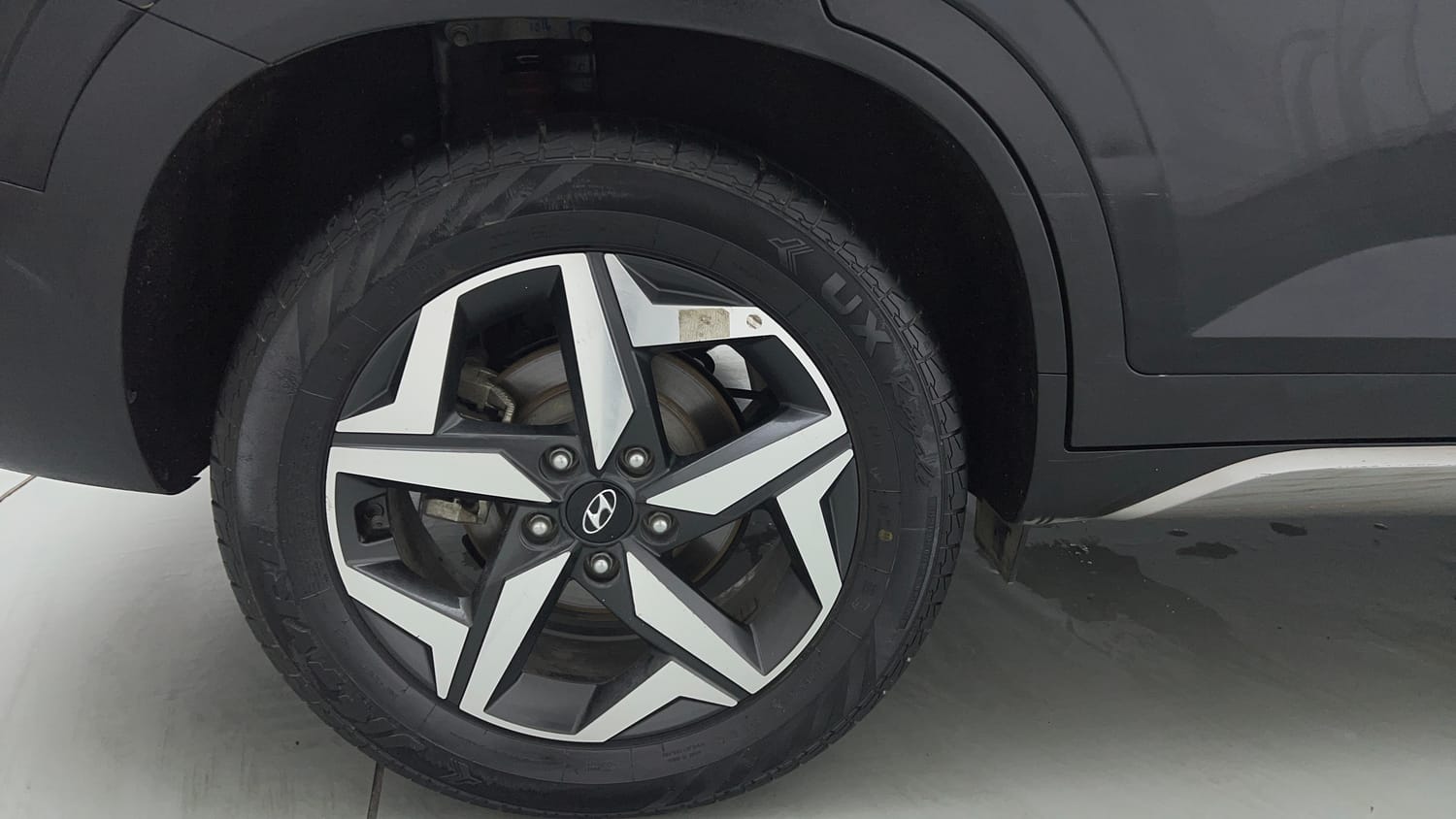 Used 2022 Hyundai Alcazar Prestige (O) 7 STR 1.5 Diesel AT Diesel Automatic tyres RIGHT REAR TYRE RIM VIEW