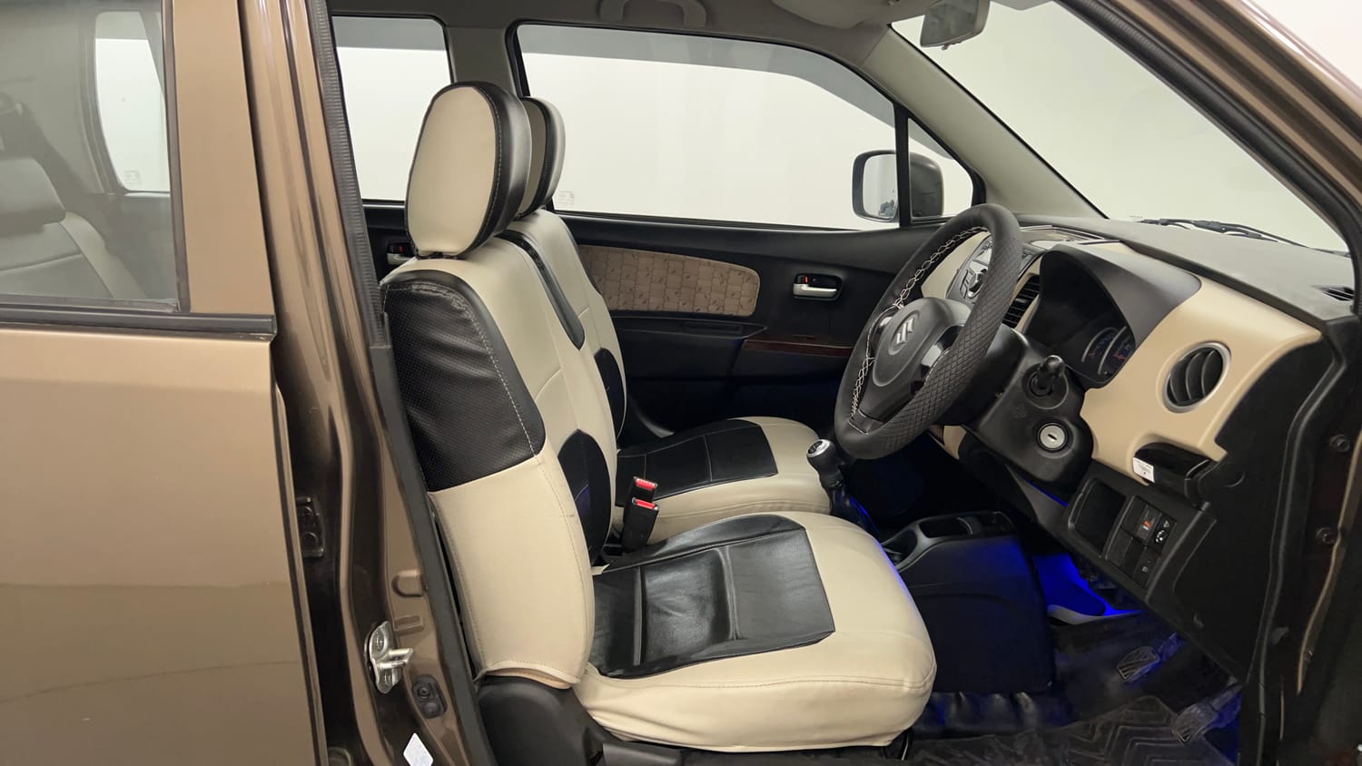 Used 2018 Maruti Suzuki Wagon R VXI Petrol Manual interior RIGHT SIDE FRONT DOOR CABIN VIEW