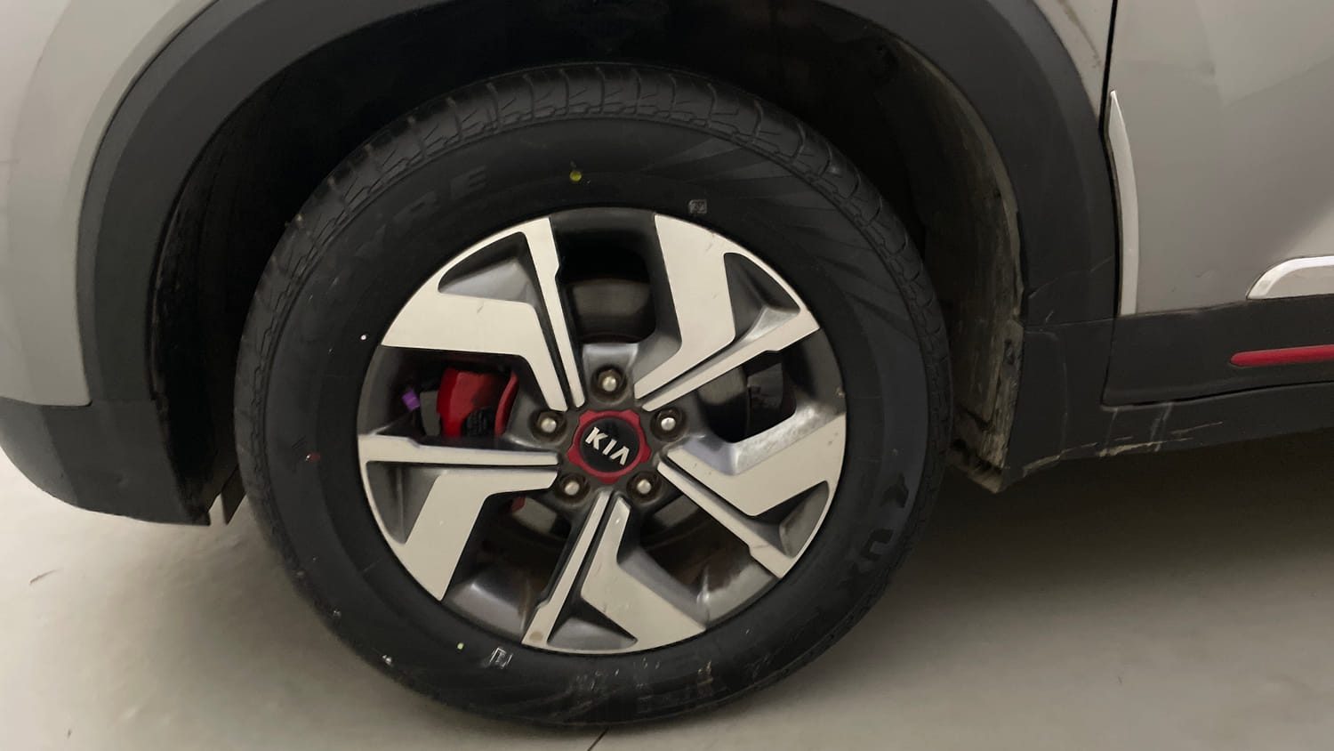 Used 2020 Kia Sonet GTX Plus 1.0 DCT Petrol Automatic tyres LEFT FRONT TYRE RIM VIEW