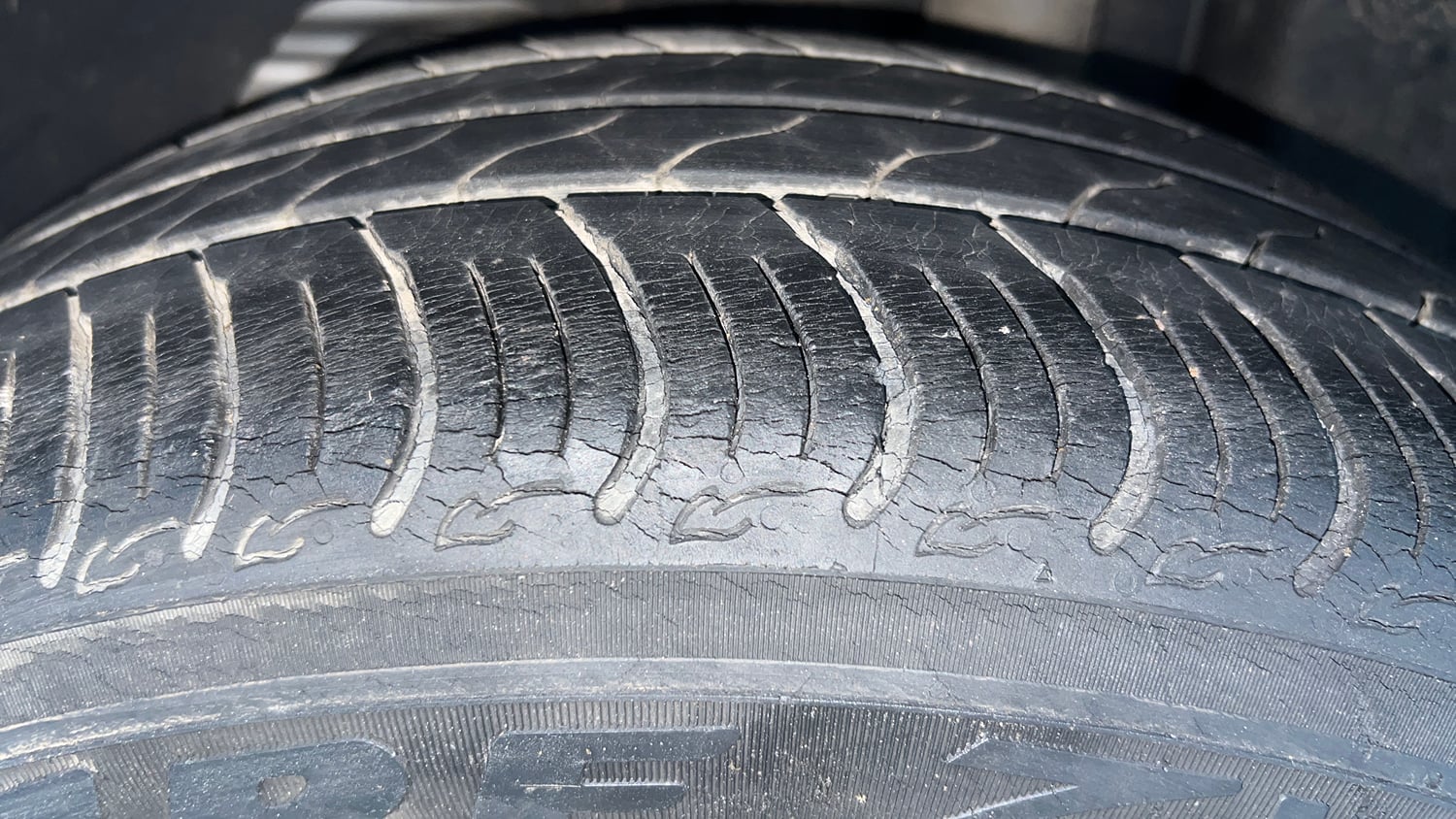 Used 2019 Ford Figo Titanium 1.2 Ti-VCT MT Petrol Manual tyres LEFT REAR TYRE TREAD VIEW