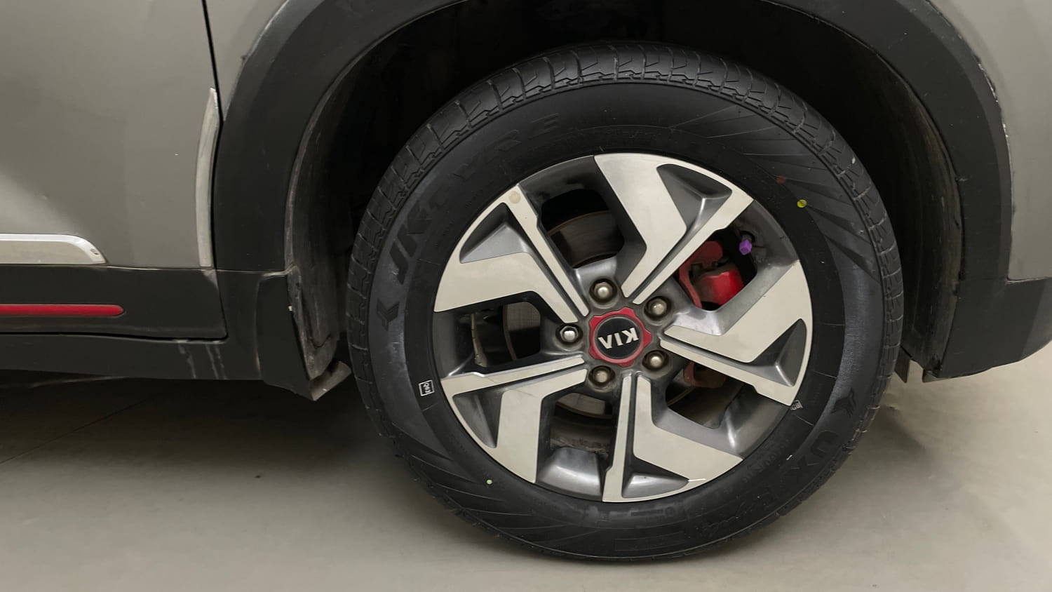 Used 2020 Kia Sonet GTX Plus 1.0 DCT Petrol Automatic tyres RIGHT FRONT TYRE RIM VIEW