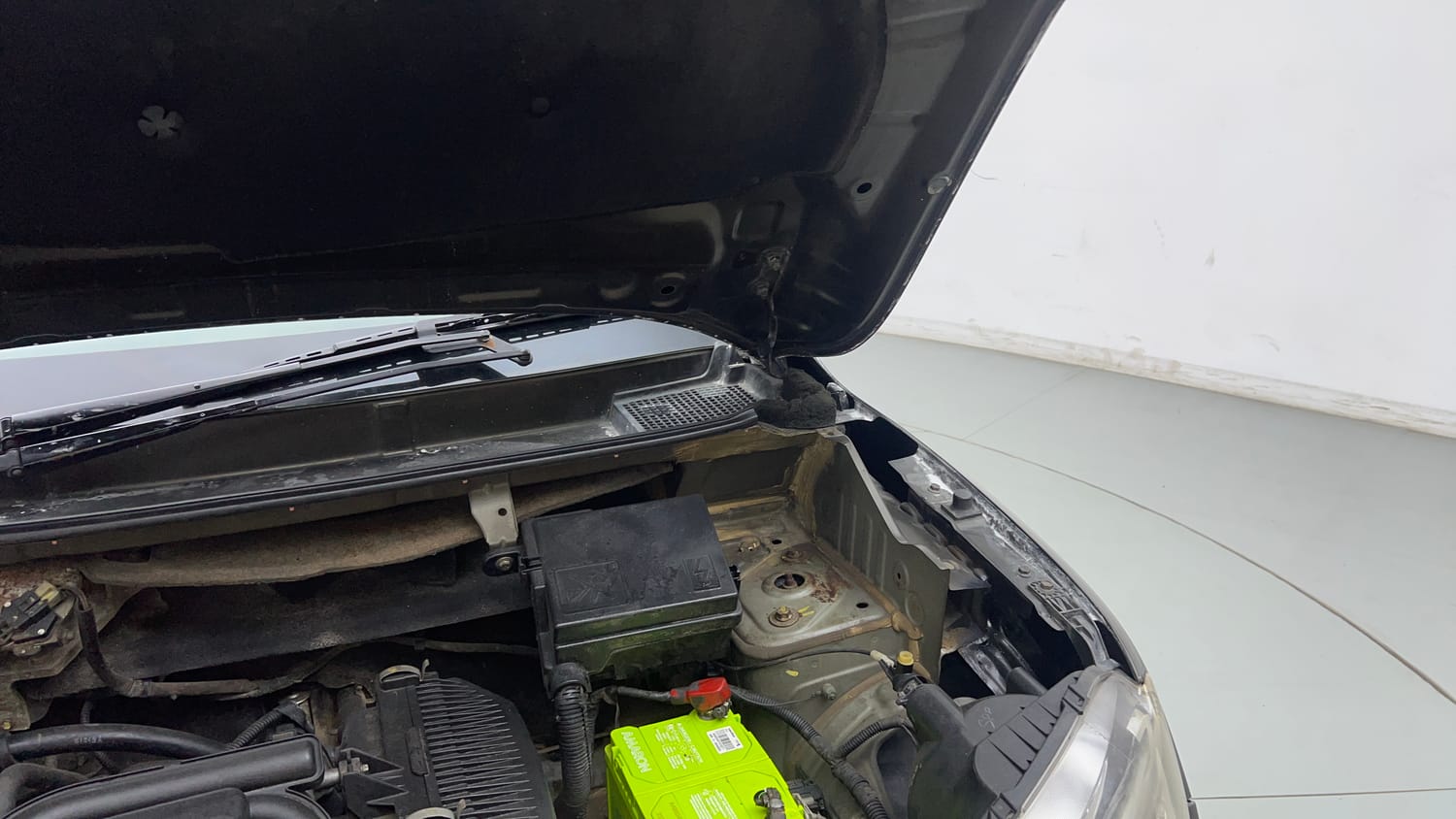 Used 2017 Renault Kwid RXT Petrol Manual engine ENGINE LEFT SIDE HINGE & APRON VIEW