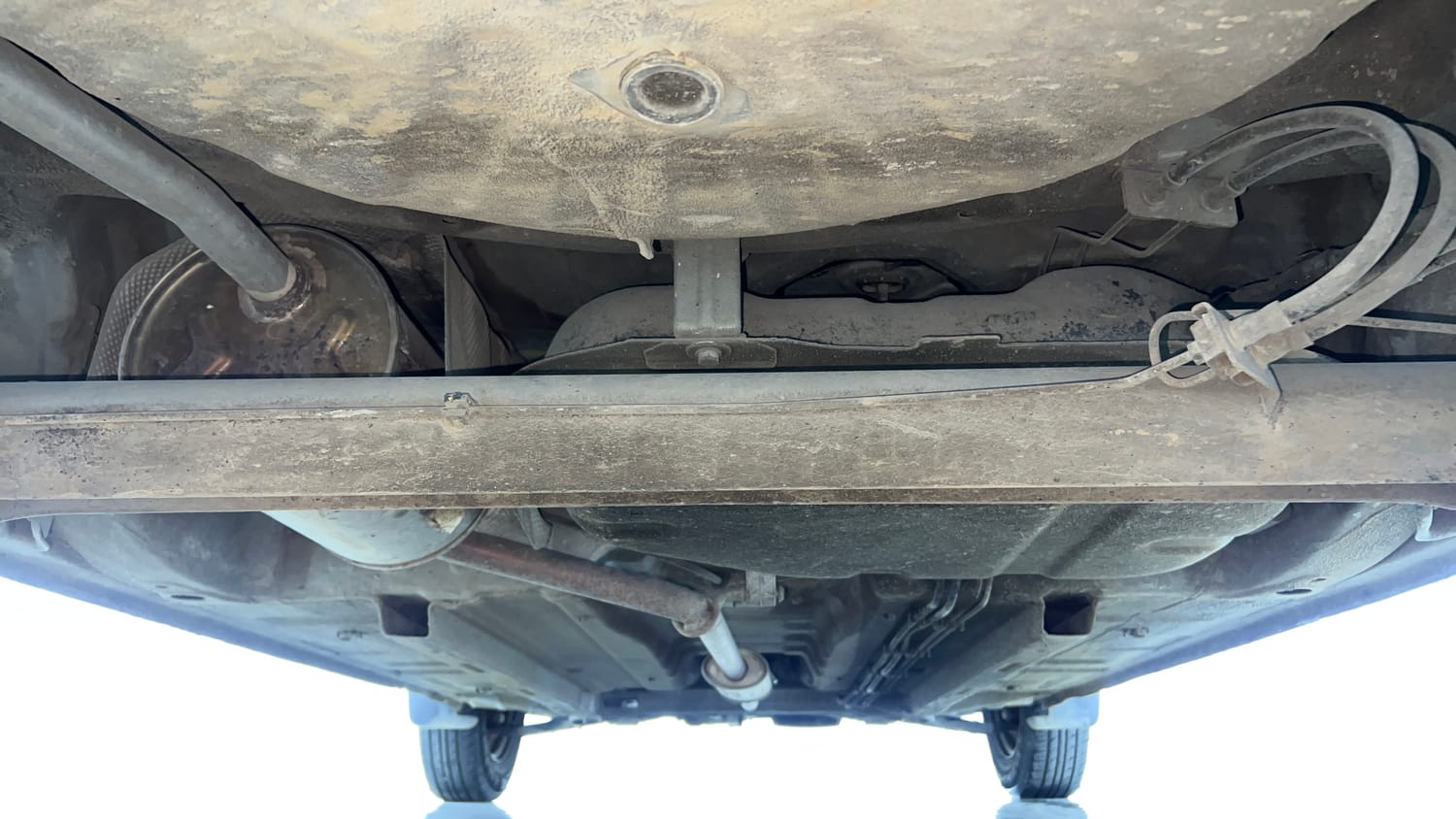 Used 2017 Renault Kwid 1.0 RXT AMT Petrol Automatic extra REAR UNDERBODY VIEW (TAKEN FROM REAR)