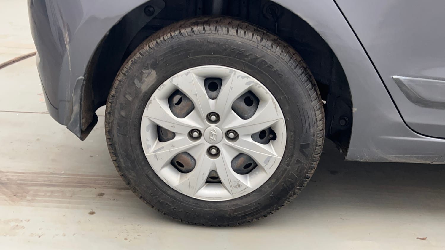 Used 2017 Hyundai Elite i20 Sportz 1.2 Petrol Manual tyres RIGHT REAR TYRE RIM VIEW
