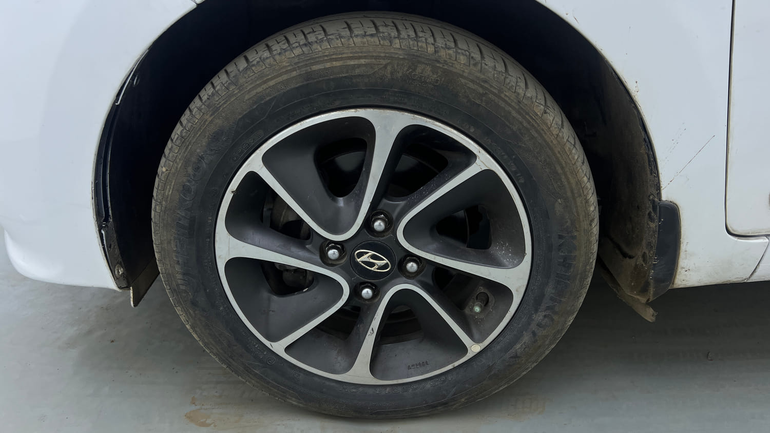 Used 2019 Hyundai Grand i10 Sportz AT 1.2 Kappa VTVT Petrol Automatic tyres LEFT FRONT TYRE RIM VIEW