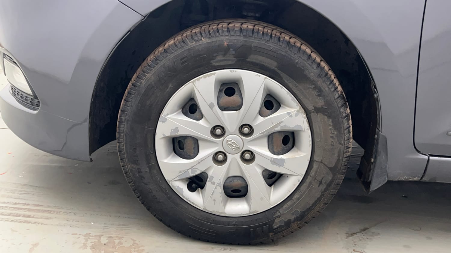 Used 2017 Hyundai Elite i20 Sportz 1.2 Petrol Manual tyres LEFT FRONT TYRE RIM VIEW