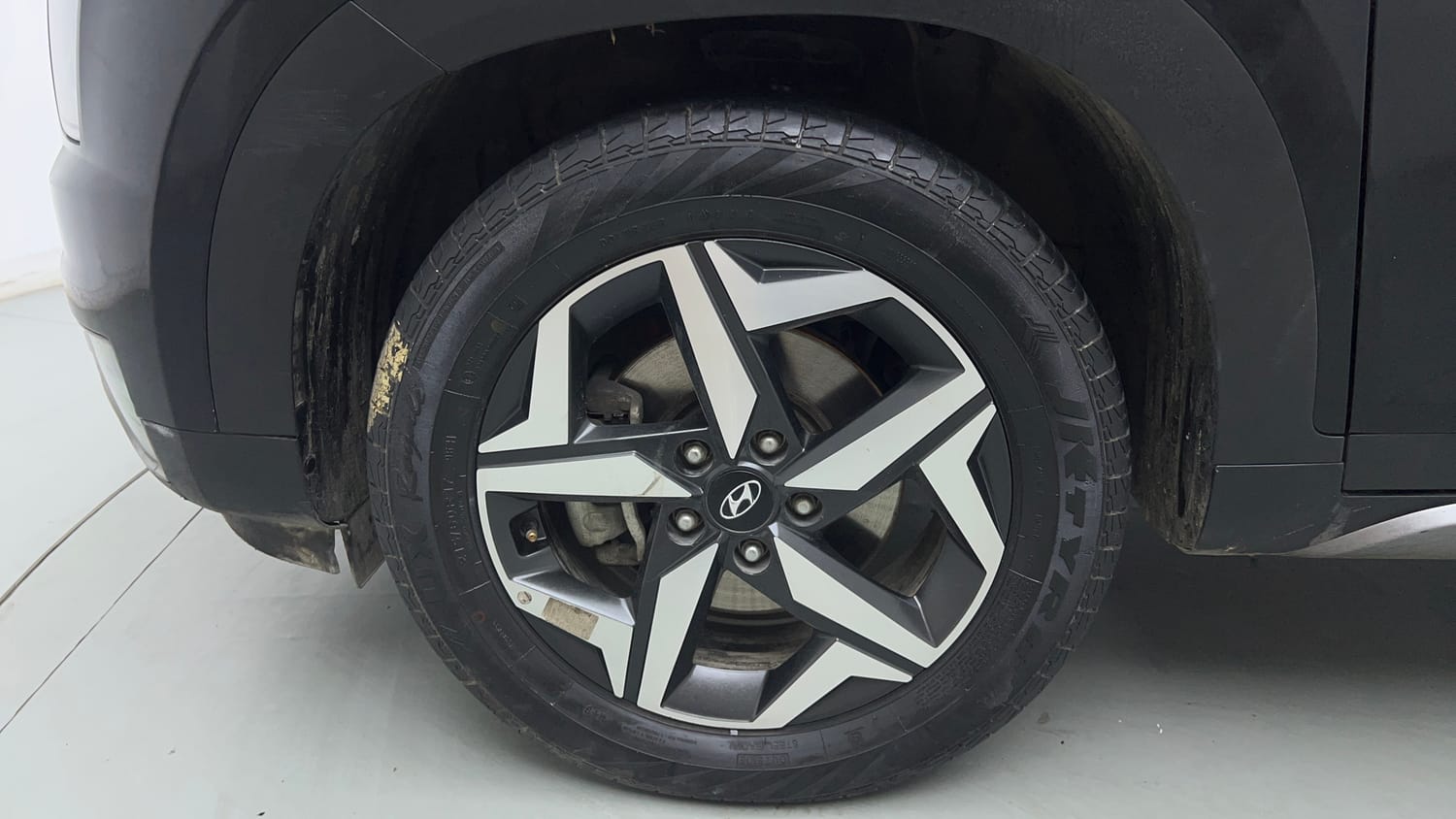 Used 2022 Hyundai Alcazar Prestige (O) 7 STR 1.5 Diesel AT Diesel Automatic tyres LEFT FRONT TYRE RIM VIEW