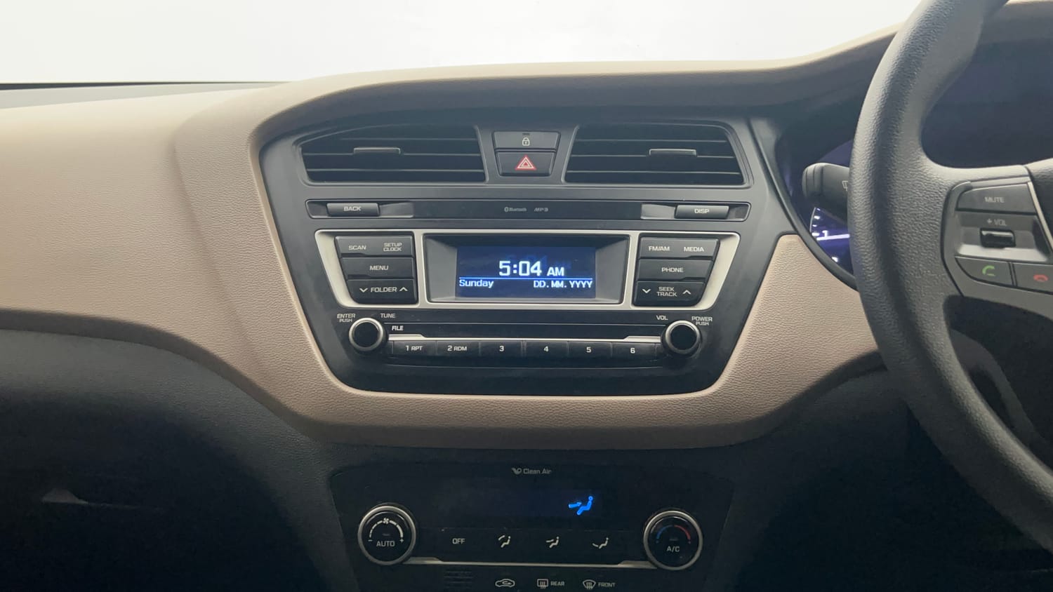 Used 2017 Hyundai Elite i20 Sportz 1.2 Petrol Manual top_features Integrated (in-dash) music system