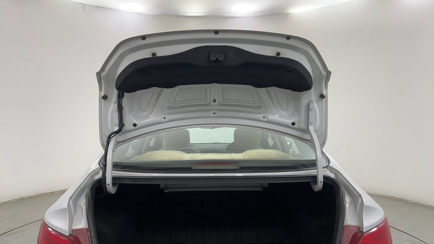 Used 2016 Hyundai Verna 1.6 VTVT SX AT Petrol Automatic interior DICKY DOOR OPEN VIEW