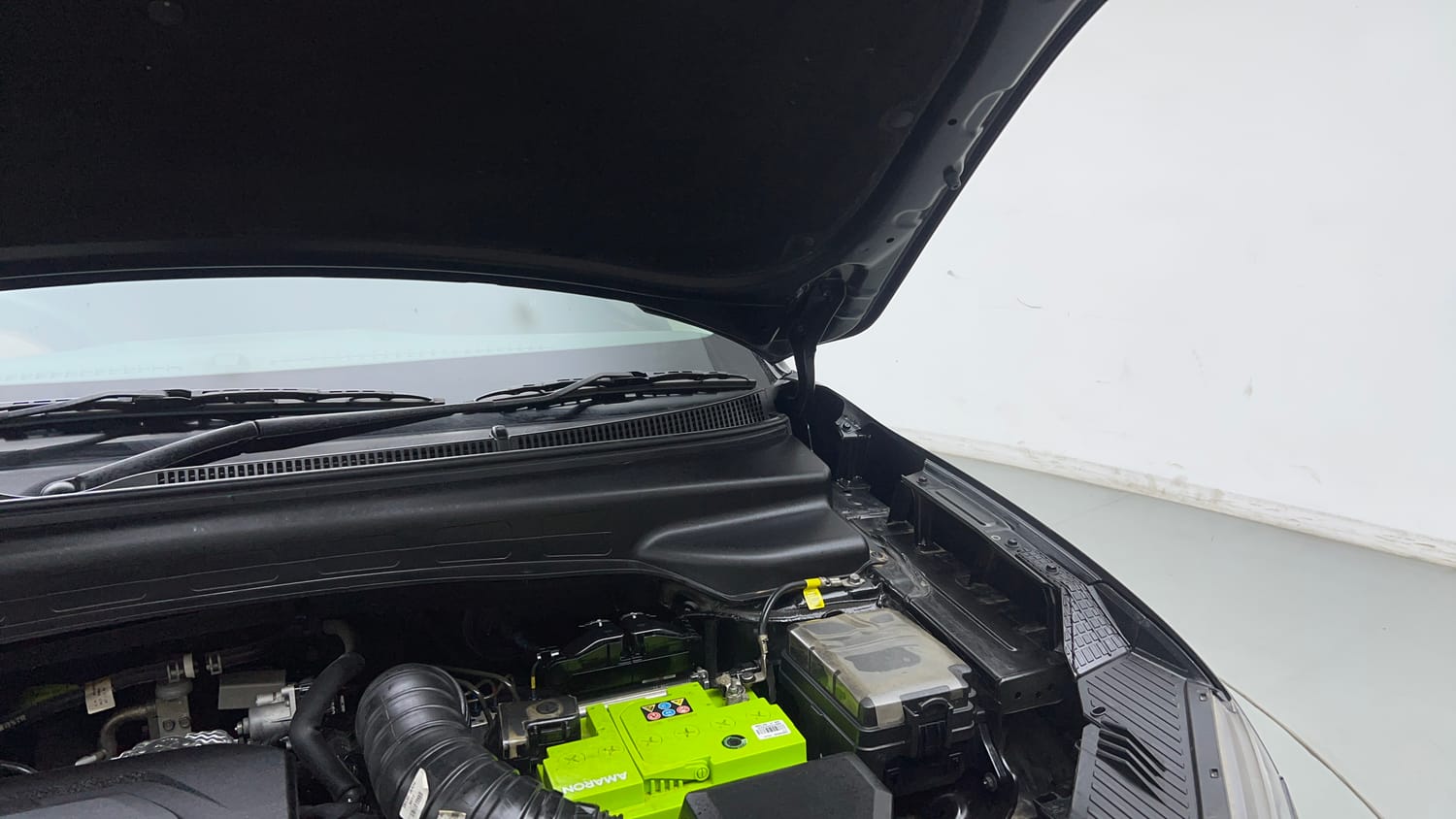 Used 2022 Hyundai Alcazar Prestige (O) 7 STR 1.5 Diesel AT Diesel Automatic engine ENGINE LEFT SIDE HINGE & APRON VIEW