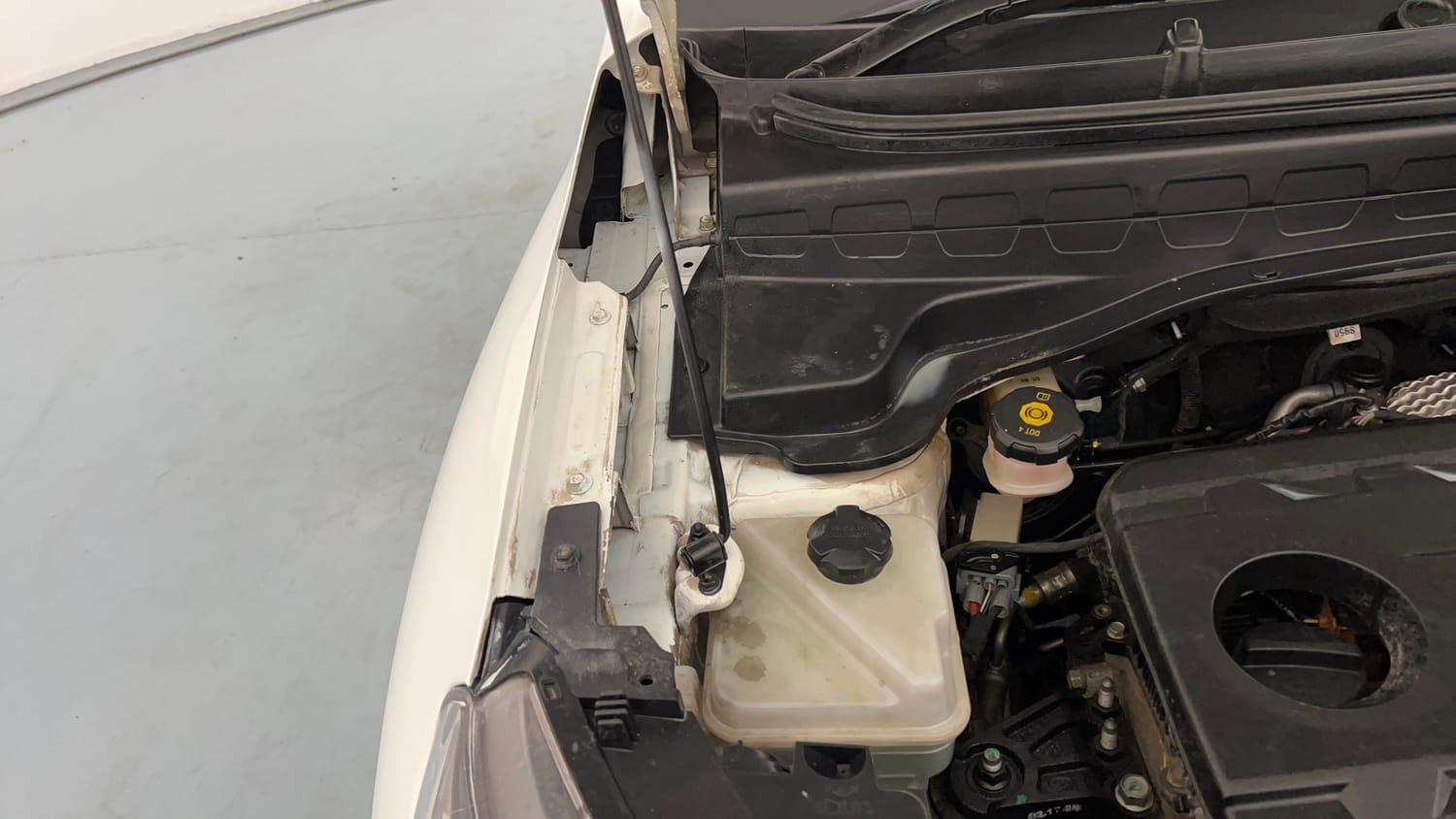 Used 2021 Kia Sonet GTX Plus 1.5 AT Diesel Automatic engine ENGINE RIGHT SIDE HINGE & APRON VIEW
