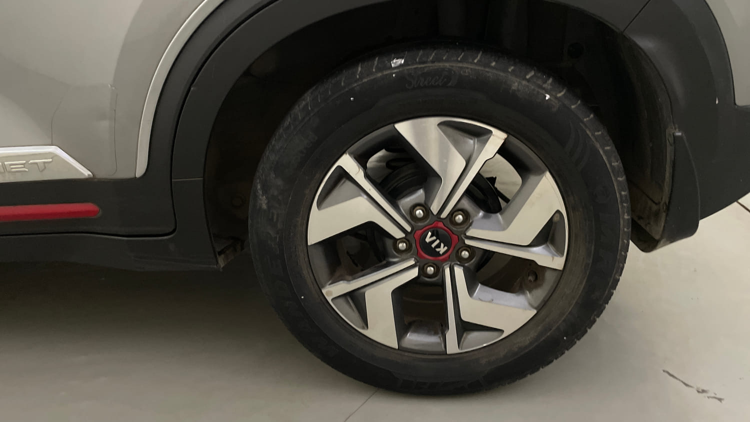 Used 2020 Kia Sonet GTX Plus 1.0 DCT Petrol Automatic tyres LEFT REAR TYRE RIM VIEW