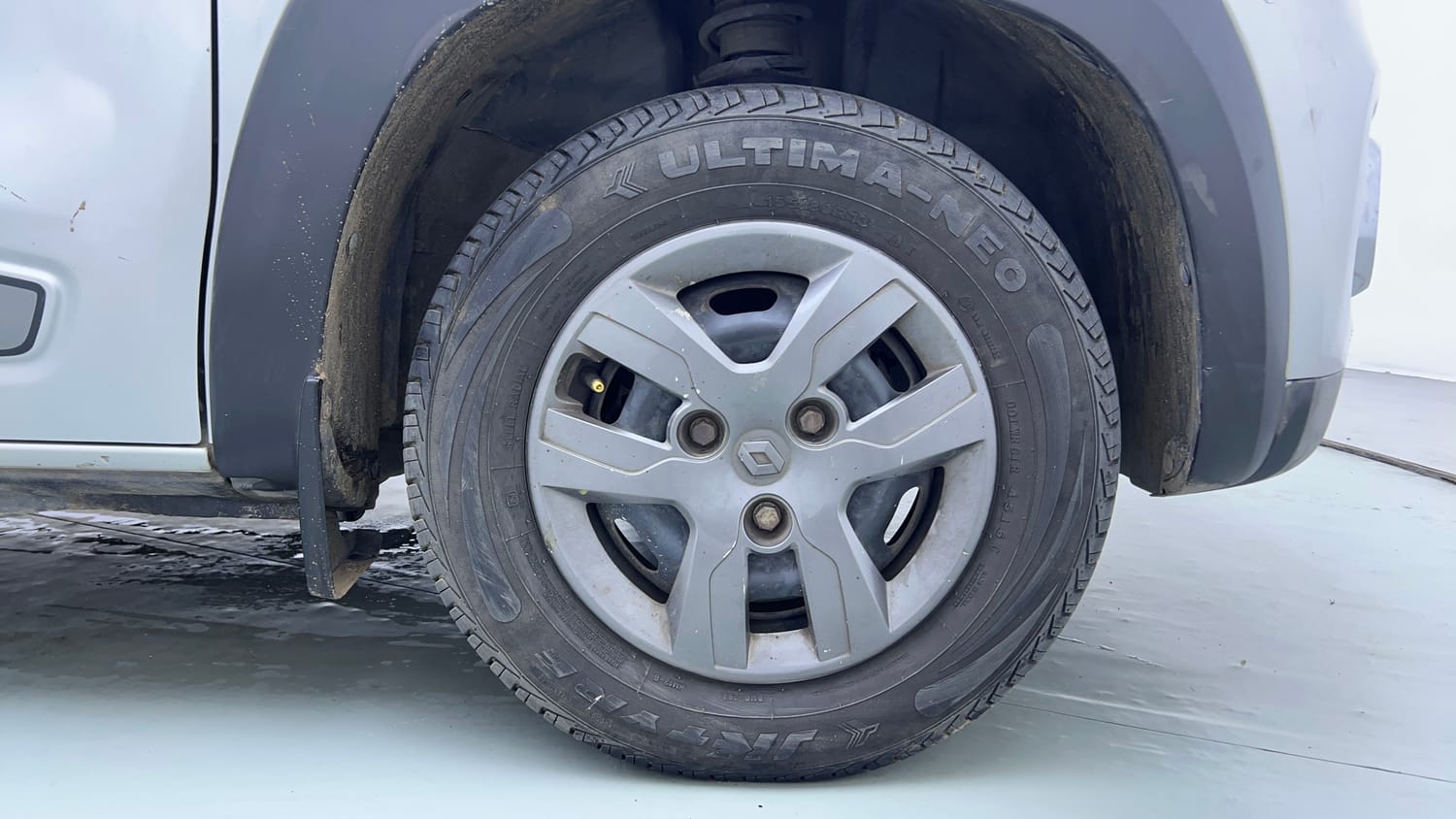Used 2017 Renault Kwid 1.0 RXT AMT Petrol Automatic tyres RIGHT FRONT TYRE RIM VIEW