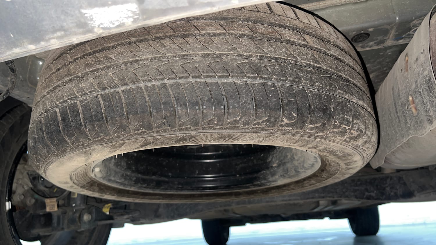 Used 2022 Hyundai Alcazar Prestige (O) 7 STR 1.5 Diesel AT Diesel Automatic tyres SPARE TYRE VIEW