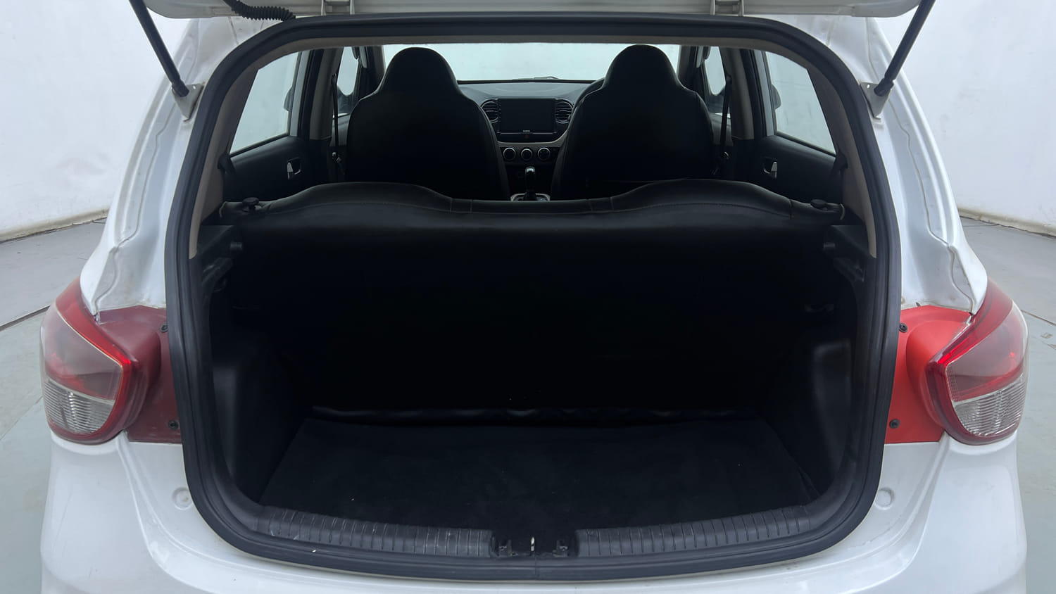 Used 2019 Hyundai Grand i10 Sportz AT 1.2 Kappa VTVT Petrol Automatic interior DICKY INSIDE VIEW