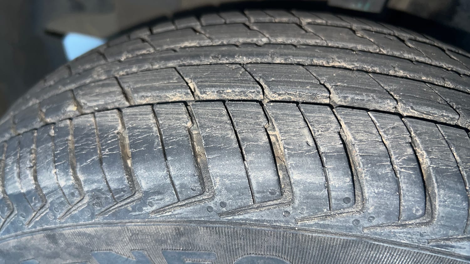 Used 2017 Renault Kwid 1.0 RXT AMT Petrol Automatic tyres LEFT FRONT TYRE TREAD VIEW