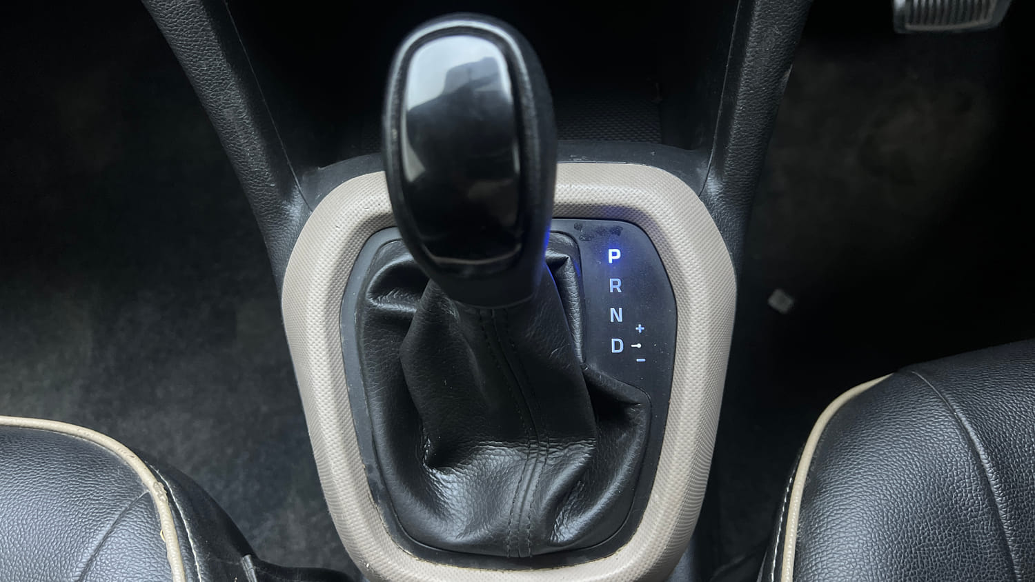 Used 2019 Hyundai Grand i10 Sportz AT 1.2 Kappa VTVT Petrol Automatic interior GEAR  KNOB VIEW