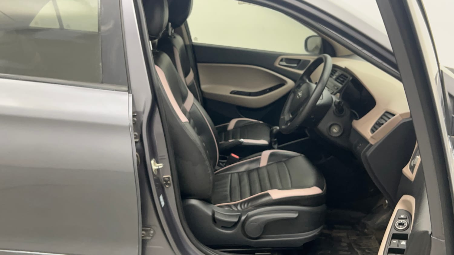 Used 2017 Hyundai Elite i20 Sportz 1.2 Petrol Manual interior RIGHT SIDE FRONT DOOR CABIN VIEW