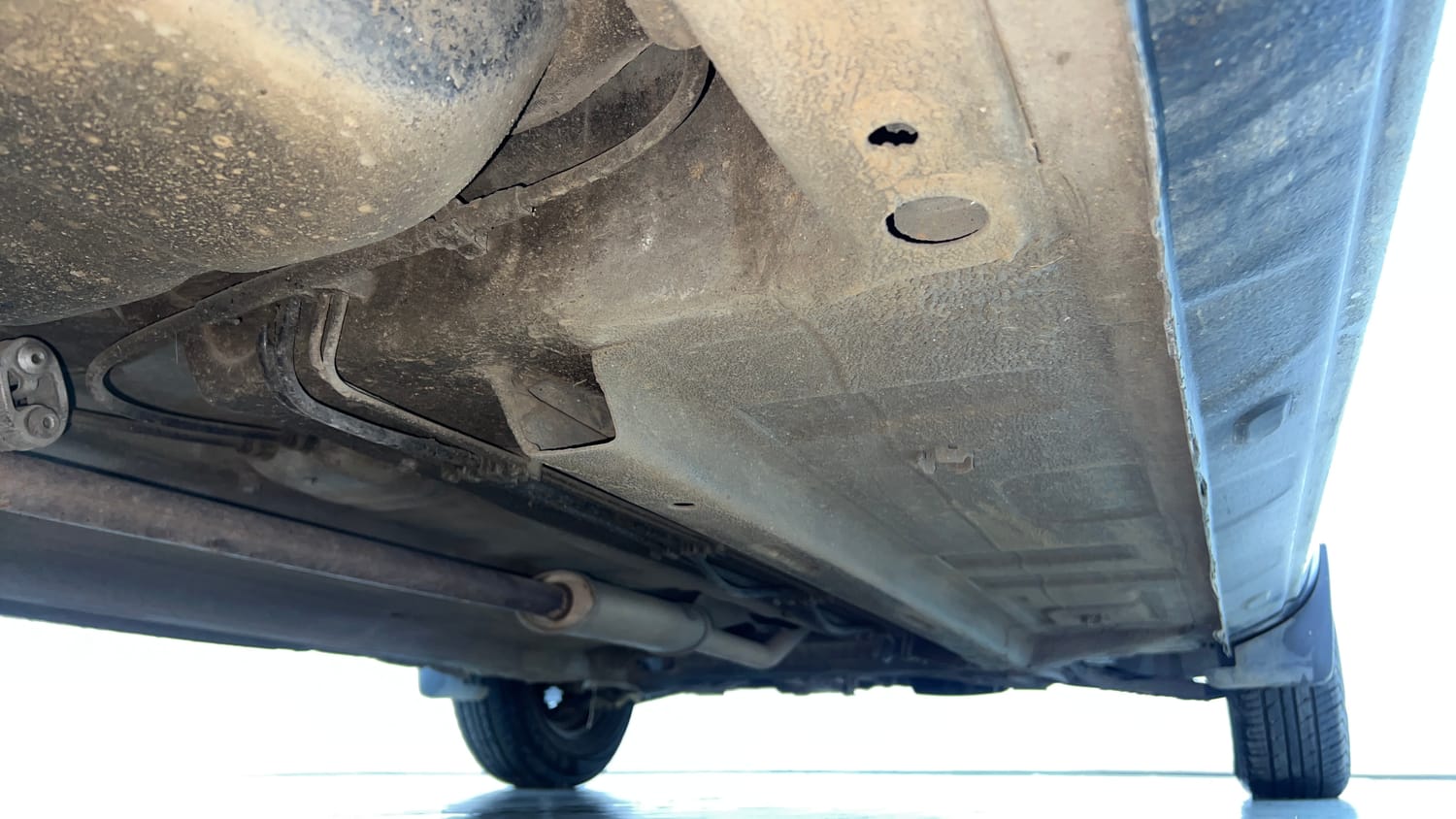 Used 2017 Renault Kwid 1.0 RXT AMT Petrol Automatic extra REAR RIGHT UNDERBODY VIEW