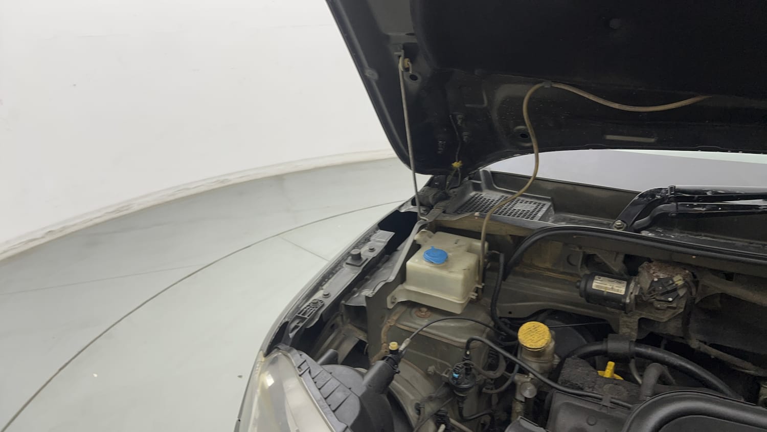 Used 2017 Renault Kwid RXT Petrol Manual engine ENGINE RIGHT SIDE HINGE & APRON VIEW