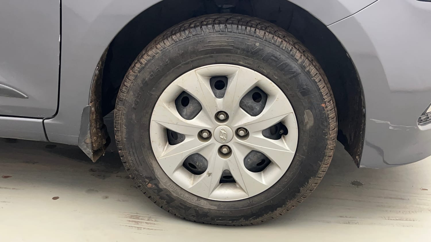 Used 2017 Hyundai Elite i20 Sportz 1.2 Petrol Manual tyres RIGHT FRONT TYRE RIM VIEW