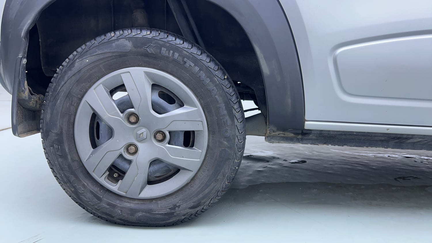 Used 2017 Renault Kwid 1.0 RXT AMT Petrol Automatic tyres RIGHT REAR TYRE RIM VIEW