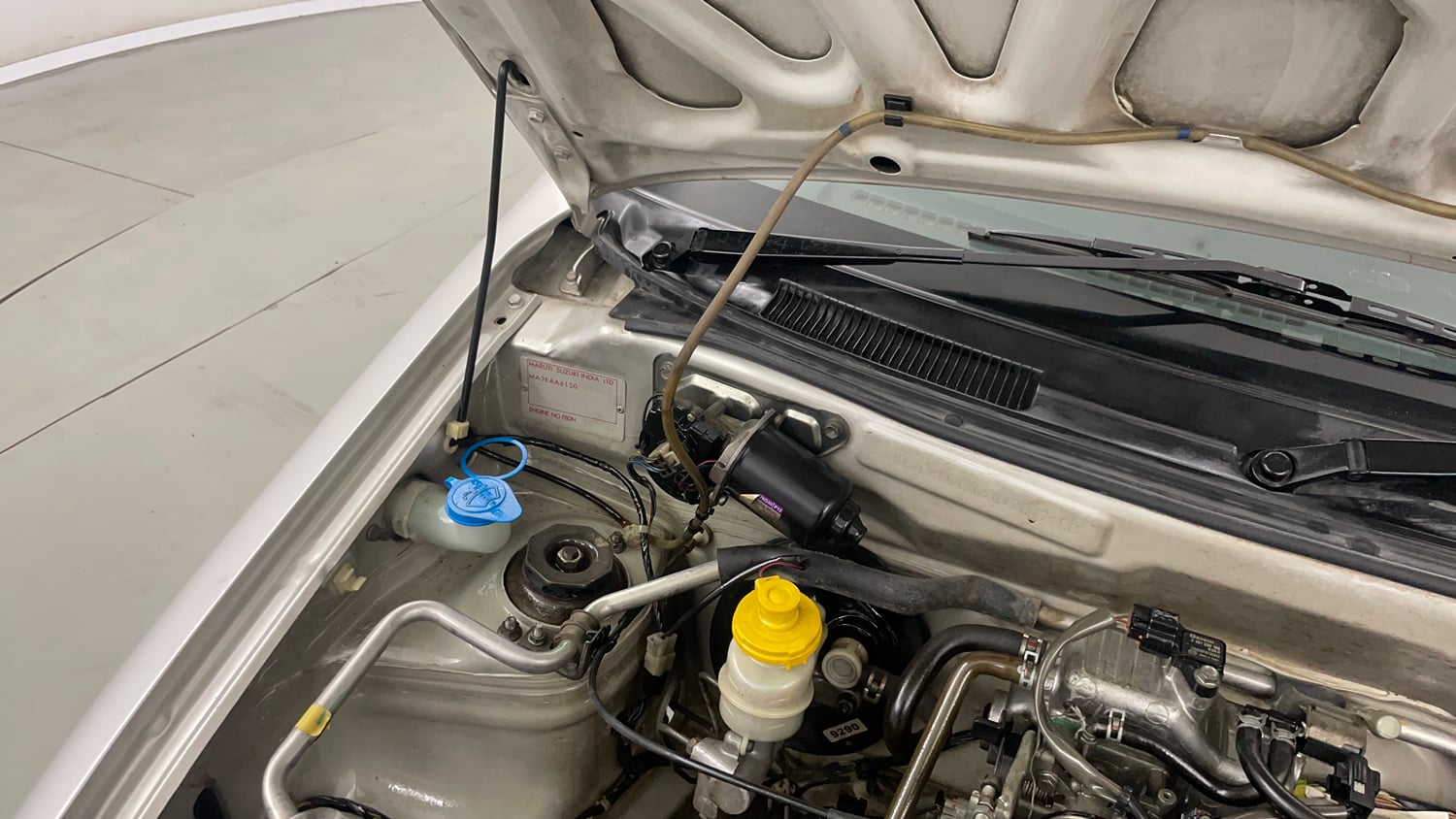 Used 2012 Maruti Suzuki Alto LXi BS-IV Petrol Manual engine ENGINE RIGHT SIDE HINGE & APRON VIEW