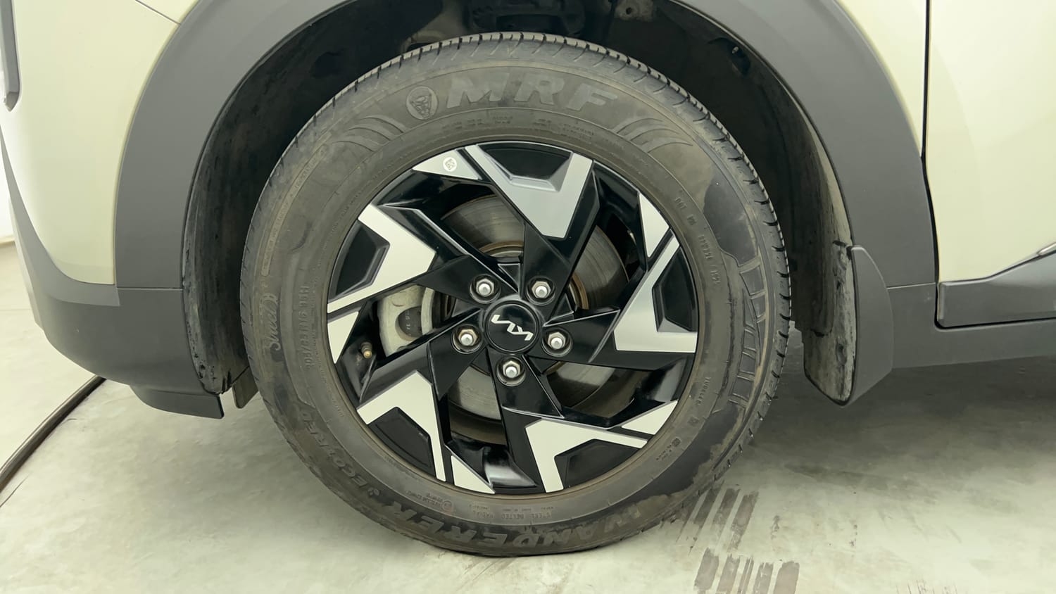 Used 2025 Kia Carens Clavis HTX Plus 1.5 Turbo Petrol 7STR DCT Petrol Automatic tyres LEFT FRONT TYRE RIM VIEW